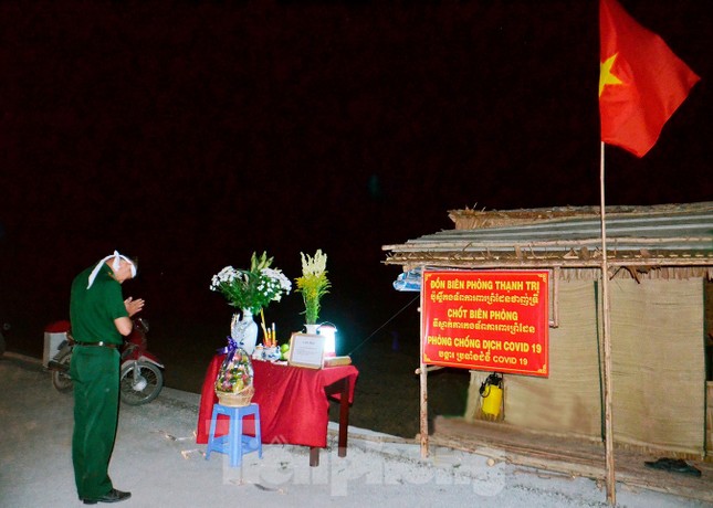 Cha mất, người lính biên phòng lập bàn thờ vọng trên chốt chống dịch ảnh 1