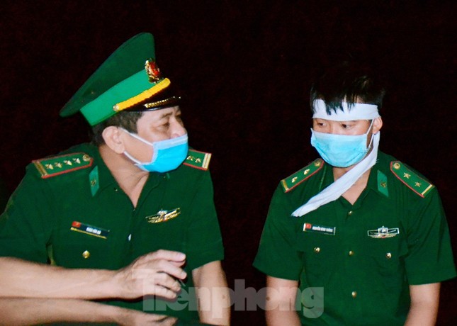 Cha mất, người lính biên phòng lập bàn thờ vọng trên chốt chống dịch ảnh 2