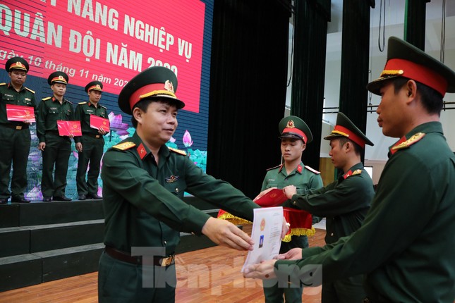 Trao chứng nhận cho 86 cán bộ Đoàn, cán bộ đảm nhiệm công tác thanh niên ảnh 2