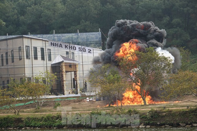 Quân đội diễn tập phòng thủ dân sự liên tỉnh ứng phó sự cố môi trường ảnh 2