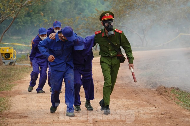 Quân đội diễn tập phòng thủ dân sự liên tỉnh ứng phó sự cố môi trường ảnh 8
