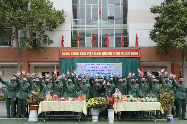 Đoàn viên Lữ đoàn cận vệ thép thi gói bánh chưng Tết ảnh 12