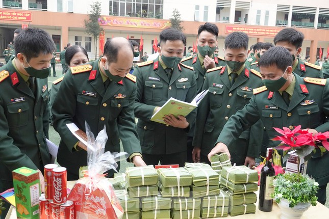 Đoàn viên Lữ đoàn cận vệ thép thi gói bánh chưng Tết ảnh 10