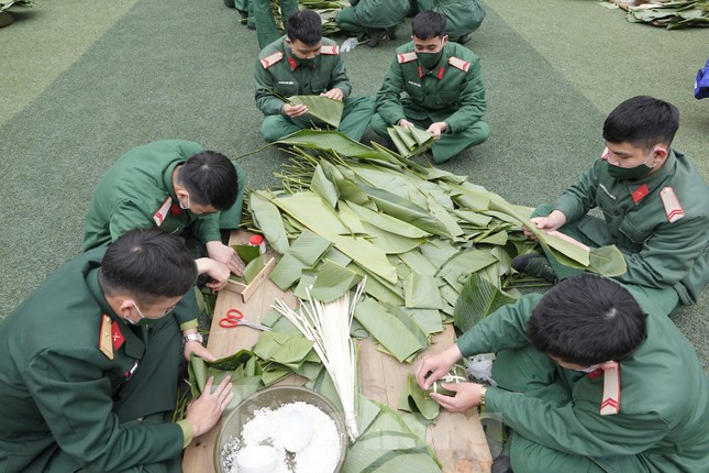 Đoàn viên Lữ đoàn cận vệ thép thi gói bánh chưng Tết ảnh 8