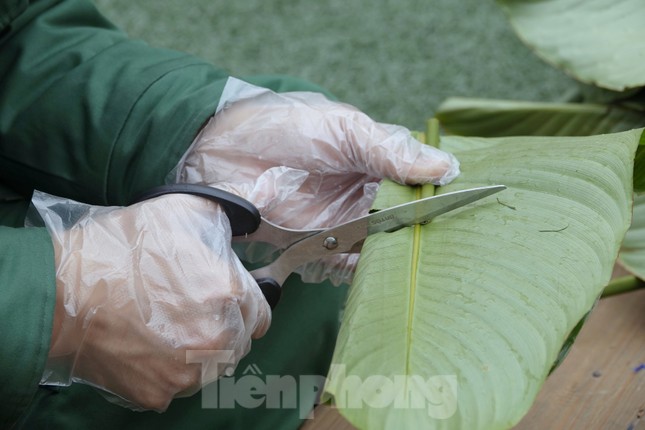 Đoàn viên Lữ đoàn cận vệ thép thi gói bánh chưng Tết ảnh 5