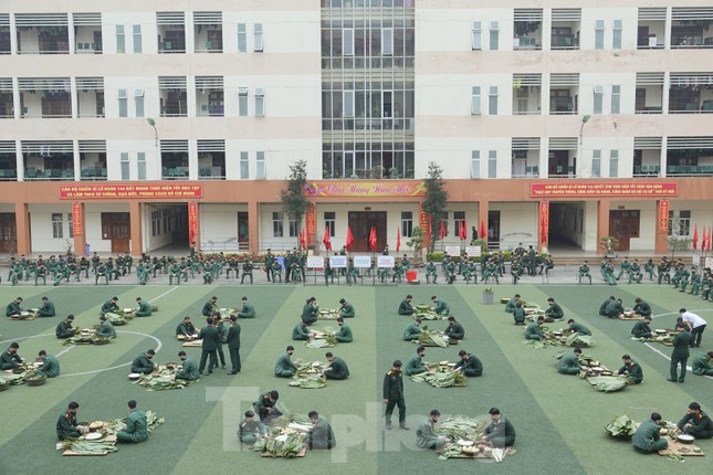 Đoàn viên Lữ đoàn cận vệ thép thi gói bánh chưng Tết ảnh 9