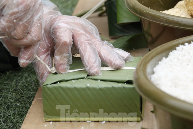 Đoàn viên Lữ đoàn cận vệ thép thi gói bánh chưng Tết ảnh 4