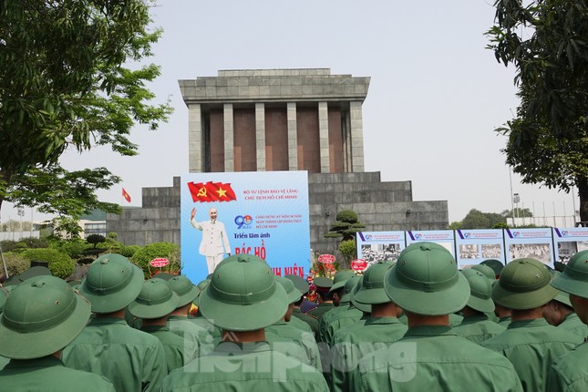 Khai mạc triển lãm ảnh ‘Bác Hồ với thanh niên’ ảnh 7