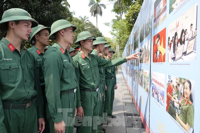 Khai mạc triển lãm ảnh ‘Bác Hồ với thanh niên’ ảnh 1