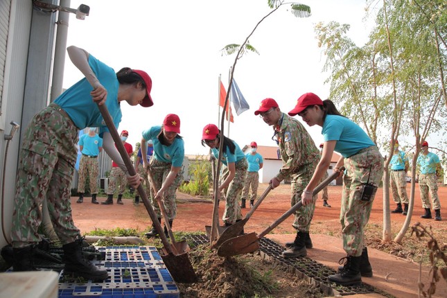 Bác sĩ mũ nồi xanh Việt Nam chào cờ đầu năm, trồng cây xanh tại Nam Sudan ảnh 3