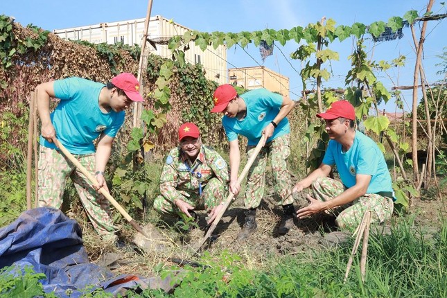 Bác sĩ mũ nồi xanh Việt Nam chào cờ đầu năm, trồng cây xanh tại Nam Sudan ảnh 4
