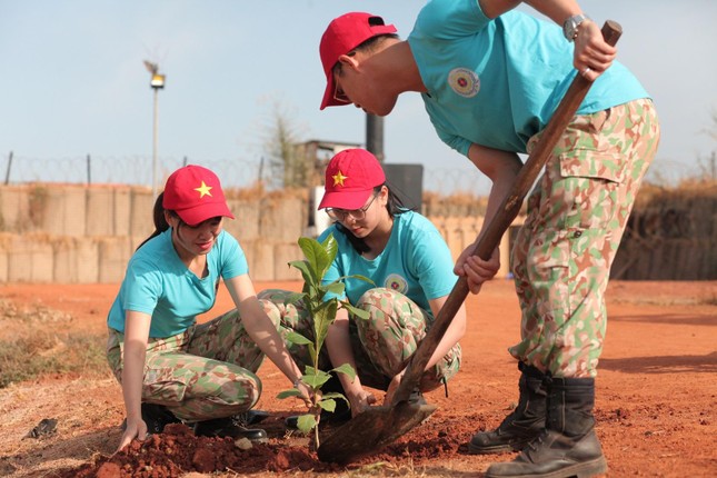 Bác sĩ mũ nồi xanh Việt Nam chào cờ đầu năm, trồng cây xanh tại Nam Sudan ảnh 2