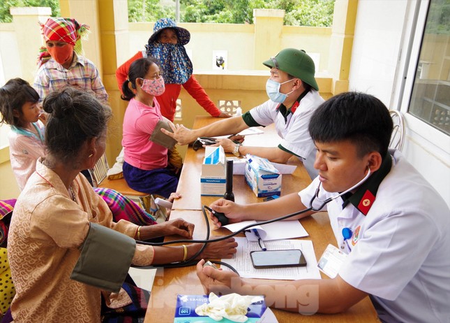 Rực sáng màu áo Đoàn, áo lính giúp người dân nơi biên giới ảnh 5