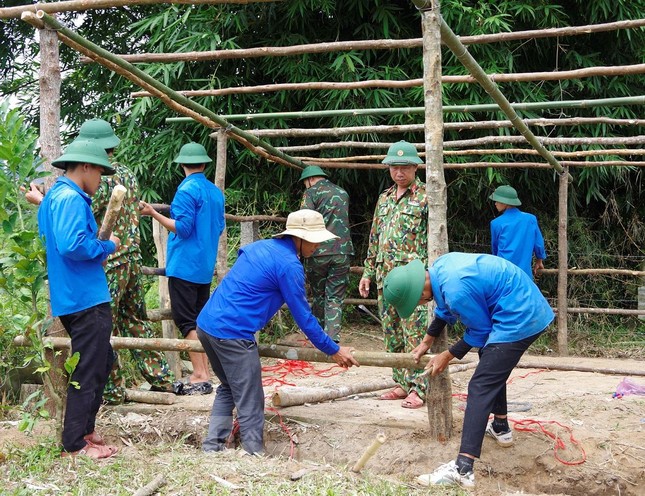 Rực sáng màu áo Đoàn, áo lính giúp người dân nơi biên giới ảnh 8