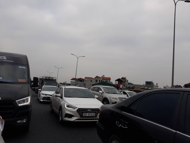 Ùn tắc kéo dài trước trạm thu phí cao tốc Pháp Vân - Cầu Giẽ ảnh 1