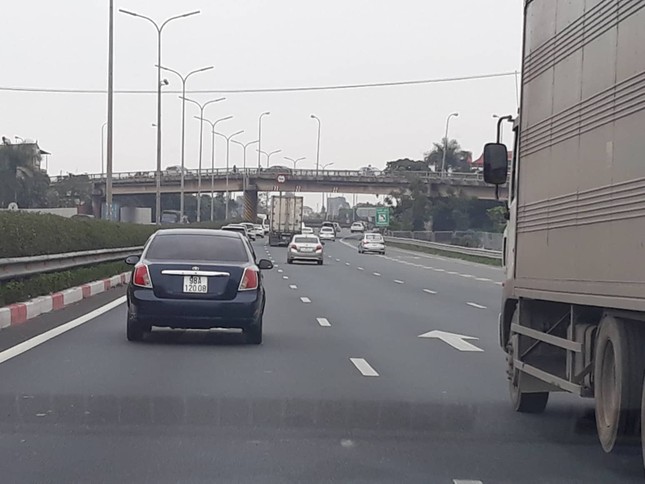 Ùn tắc kéo dài trước trạm thu phí cao tốc Pháp Vân - Cầu Giẽ ảnh 6