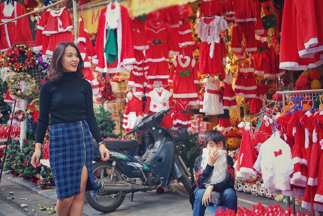 Hoa khôi ĐH Quốc gia Hà Nội duyên dáng đón Noel ảnh 9