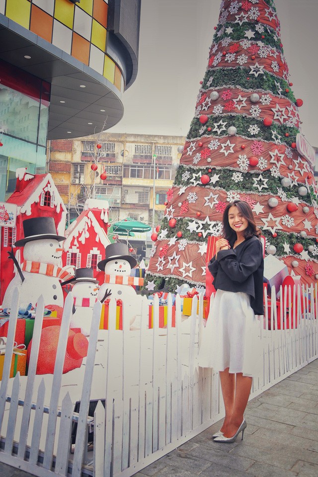 Hoa khôi ĐH Quốc gia Hà Nội duyên dáng đón Noel ảnh 1