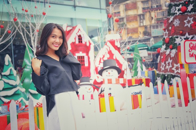 Hoa khôi ĐH Quốc gia Hà Nội duyên dáng đón Noel ảnh 2