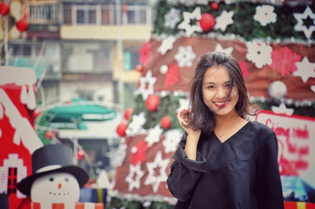 Hoa khôi ĐH Quốc gia Hà Nội duyên dáng đón Noel ảnh 3