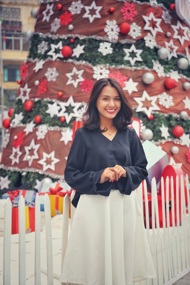 Hoa khôi ĐH Quốc gia Hà Nội duyên dáng đón Noel ảnh 4