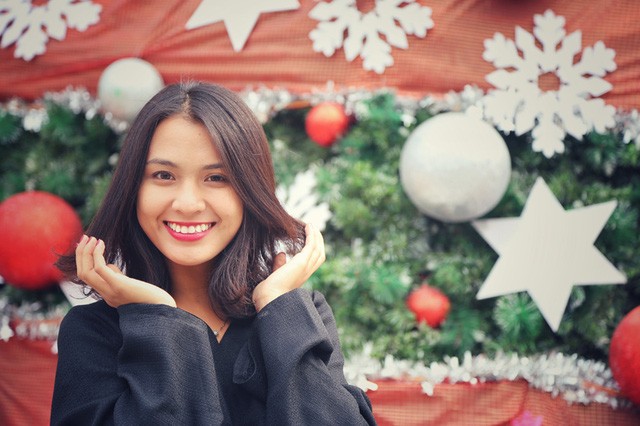 Hoa khôi ĐH Quốc gia Hà Nội duyên dáng đón Noel ảnh 5