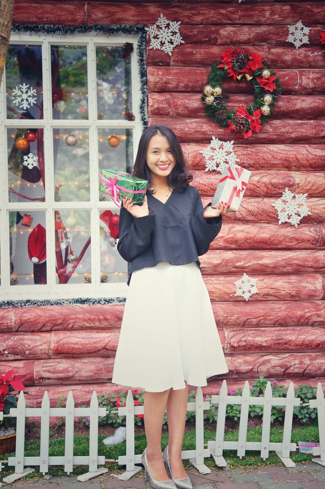 Hoa khôi ĐH Quốc gia Hà Nội duyên dáng đón Noel ảnh 7