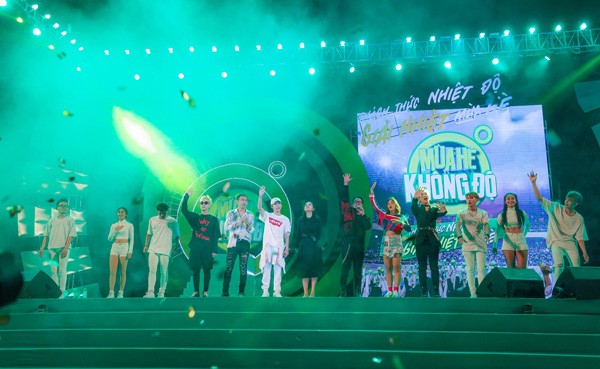 Sơn Tùng M-TP nhận món quà bất ngờ trên sân khấu “Mùa hè không độ” ảnh 5