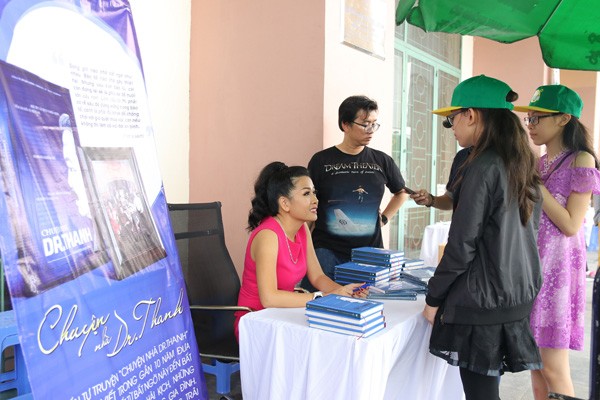 Sơn Tùng M-TP nhận món quà bất ngờ trên sân khấu “Mùa hè không độ” ảnh 7