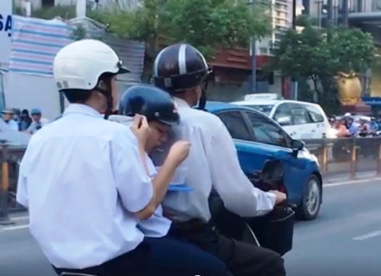 Băn khoăn hình ảnh cô học trò ngủ gục trong thang máy ảnh 2