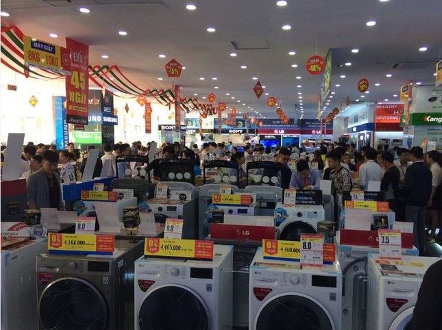 Chen chân mua sắm tại siêu thị điện máy mới khai trương trong ngày đầu Tháng khuyến mại Hà Nội 20 ảnh 1