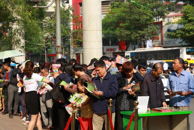 Chen chân mua sắm tại siêu thị điện máy mới khai trương trong ngày đầu Tháng khuyến mại Hà Nội 20 ảnh 2