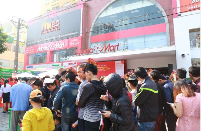 Chen chân mua sắm tại siêu thị điện máy mới khai trương trong ngày đầu Tháng khuyến mại Hà Nội 20 ảnh 4