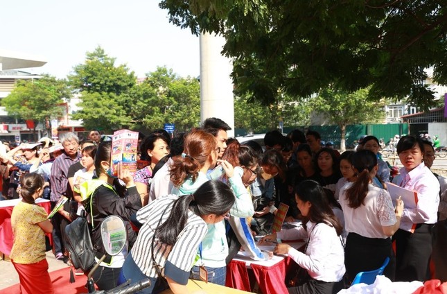 Chen chân mua sắm tại siêu thị điện máy mới khai trương trong ngày đầu Tháng khuyến mại Hà Nội 20 ảnh 5