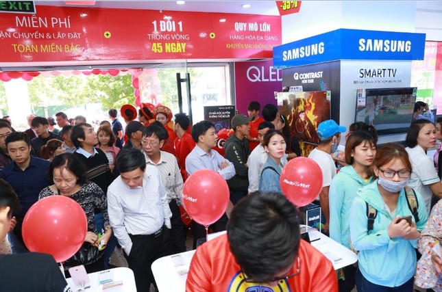 Chen chân mua sắm tại siêu thị điện máy mới khai trương trong ngày đầu Tháng khuyến mại Hà Nội 20 ảnh 6