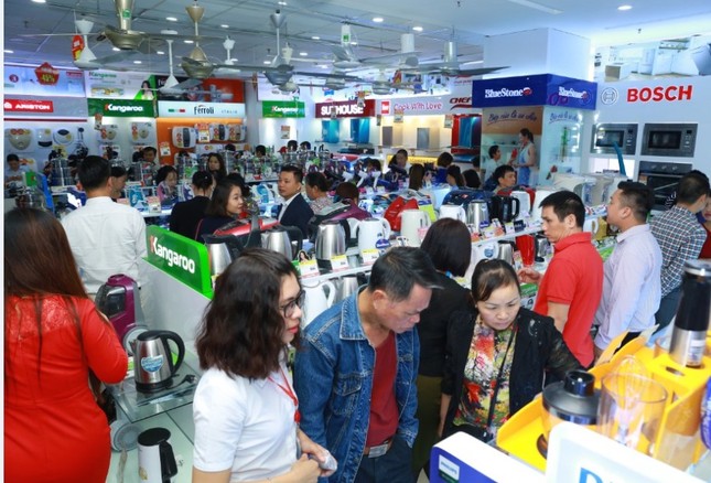 Chen chân mua sắm tại siêu thị điện máy mới khai trương trong ngày đầu Tháng khuyến mại Hà Nội 20 ảnh 7