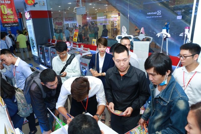 Chen chân mua sắm tại siêu thị điện máy mới khai trương trong ngày đầu Tháng khuyến mại Hà Nội 20 ảnh 8