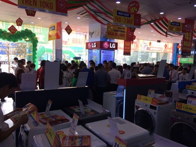 Chen chân mua sắm tại siêu thị điện máy mới khai trương trong ngày đầu Tháng khuyến mại Hà Nội 20 ảnh 9
