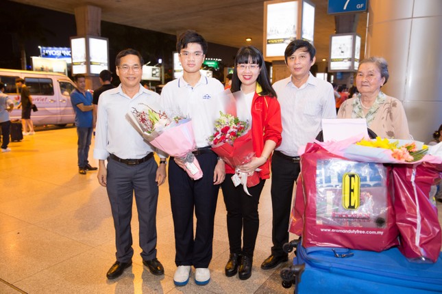 Dược Nhất Nhất trao thưởng cho kỳ thủ Nguyễn Anh Khôi ảnh 1