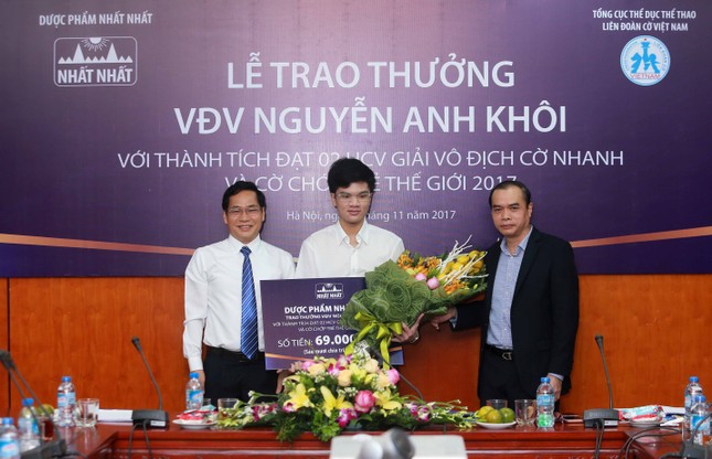 Dược Nhất Nhất trao thưởng cho kỳ thủ Nguyễn Anh Khôi ảnh 2