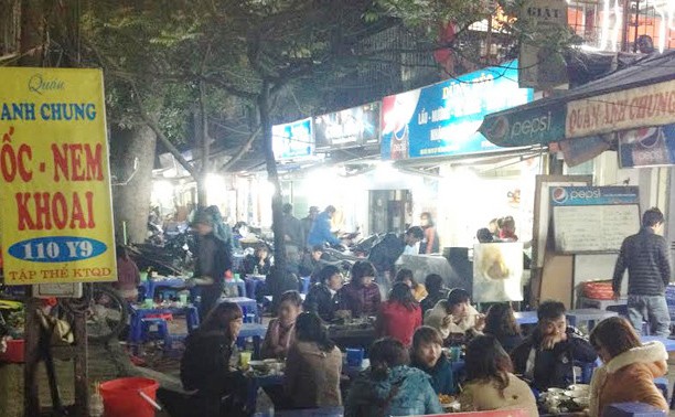 Người trẻ 'tràn' xuống phố ăn quà vặt trong đêm Giáng Sinh ảnh 11