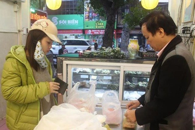 Người trẻ 'tràn' xuống phố ăn quà vặt trong đêm Giáng Sinh ảnh 12
