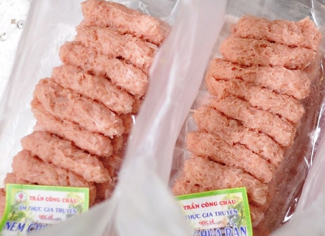 Người trẻ 'tràn' xuống phố ăn quà vặt trong đêm Giáng Sinh ảnh 13