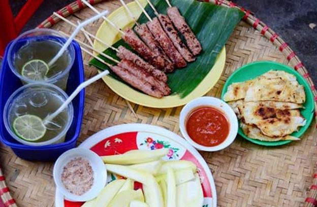 Người trẻ 'tràn' xuống phố ăn quà vặt trong đêm Giáng Sinh ảnh 4
