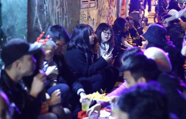 Người trẻ 'tràn' xuống phố ăn quà vặt trong đêm Giáng Sinh ảnh 3