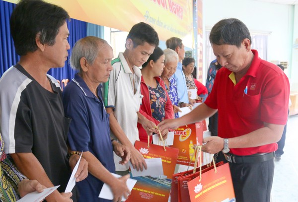 Ấm áp “Sao Mai ăn tết với người nghèo” xuân Mậu Tuất 2018 ảnh 1