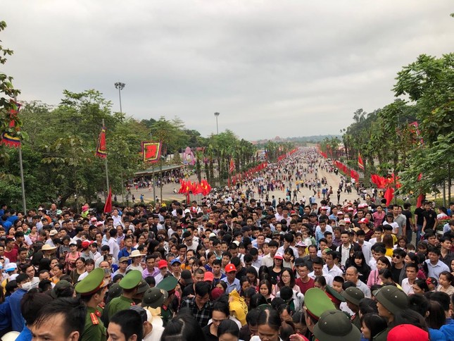 Công kênh trẻ nhỏ giữa biển người đổ về lễ hội Đền Hùng ảnh 3