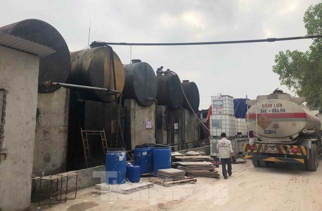 Tận thấy nơi chứa dầu thải đổ vào nguồn nước sạch sông Đà ảnh 10