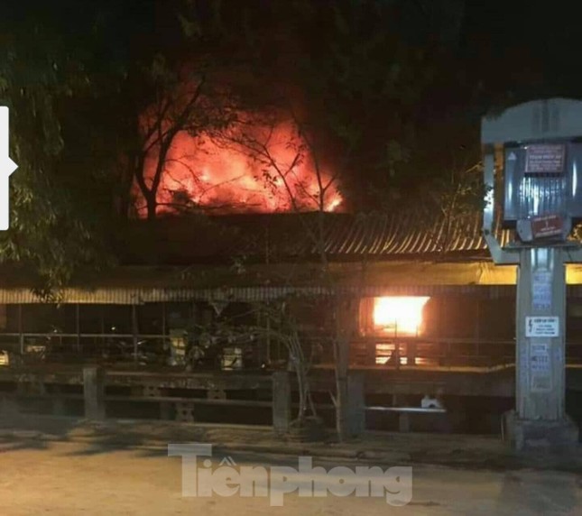 Cháy chợ trong đêm, hàng chục ki ốt bị thiêu rụi ảnh 2