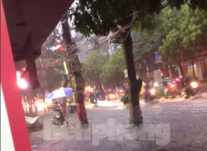 Mưa lớn kéo dài, các tuyến phố Thái Bình thất thủ, biến thành sông ảnh 15